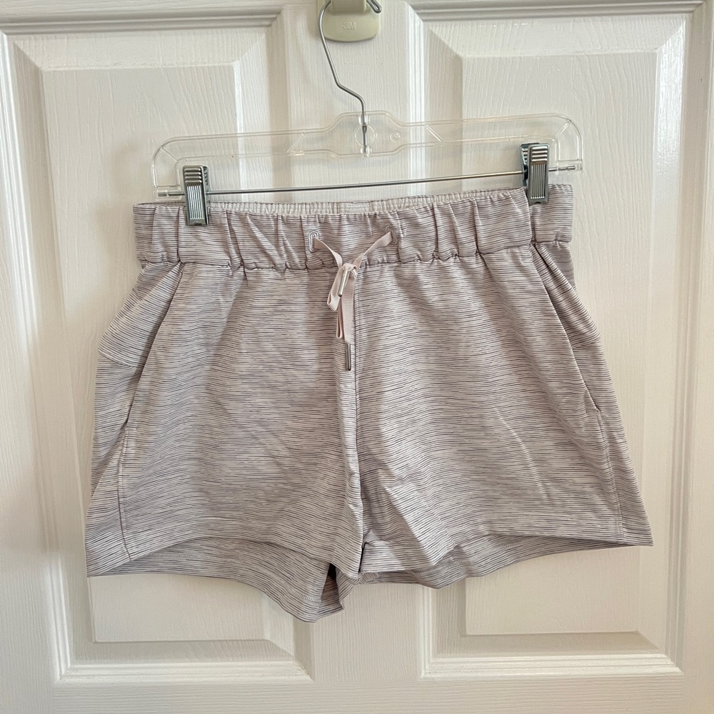 Lululemon mid rise tie shorts